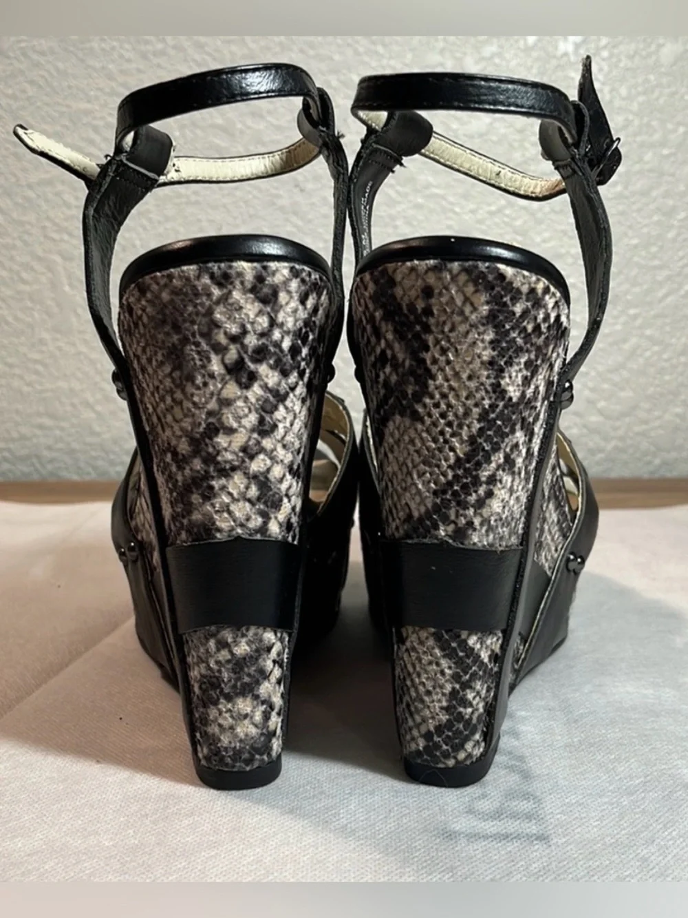 Mojo Moxy Sonny Python Snake Print Wedge Sandals Black Leather Bow Womens 7.5